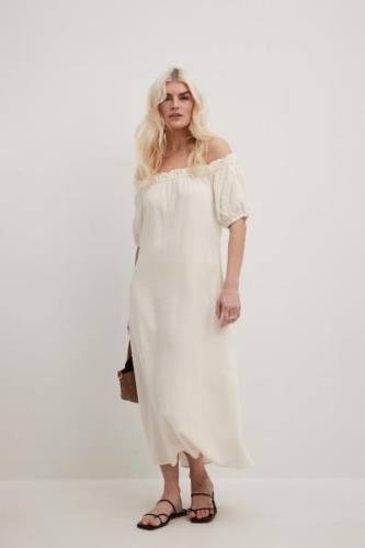 NA-KD Boho Luftig minikjole uten skuldre - Offwhite