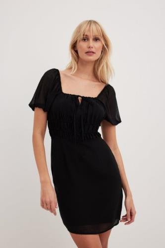 NA-KD Krøllete minikjole i chiffon - Black