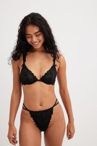 NA-KD Lingerie T-stringtruse med stroppedetaljer og broderi - Black,Fl...