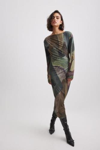 NA-KD ART Drapert kjole med lange ermer - Multicolor