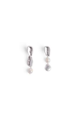 NA-KD Assymetriske øreringer med perle - Silver