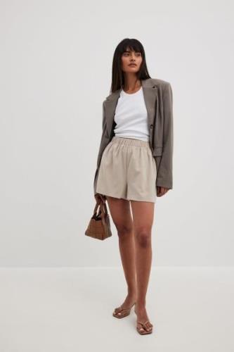 NA-KD Shorts med vidde og elastisk liv - Beige