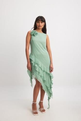 NA-KD Midikjole med asymmetrisk kant og rysjedetalj i chiffon - Green