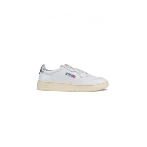 Hvite Lave Skinn Sneakers med Logo Patch