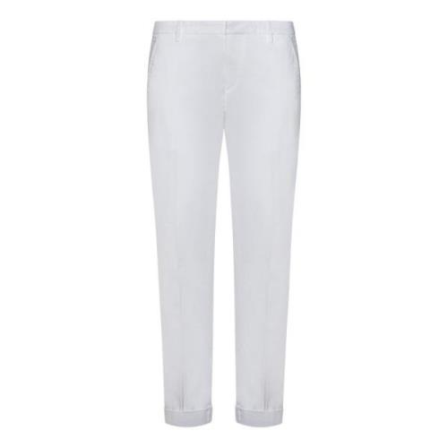 Smale hvite bukser med oppbrettet kant