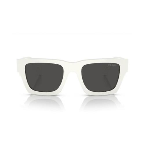 Solbriller med puteform og mørkegrå linser