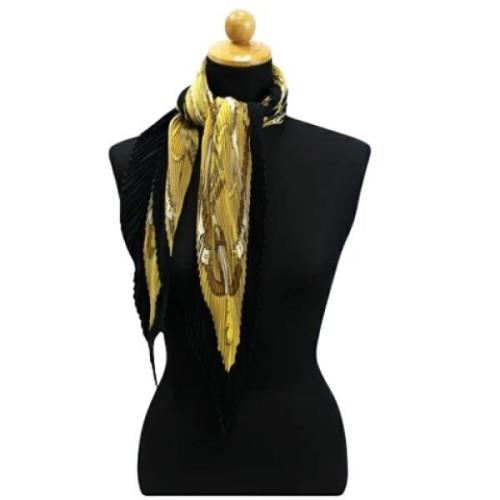 Pre-owned Silk scarves