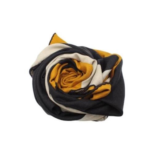 Pre-owned Silk scarves