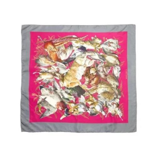 Pre-owned Silk scarves