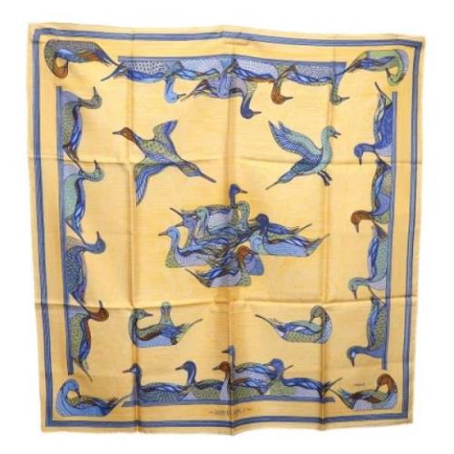 Pre-owned Silk scarves