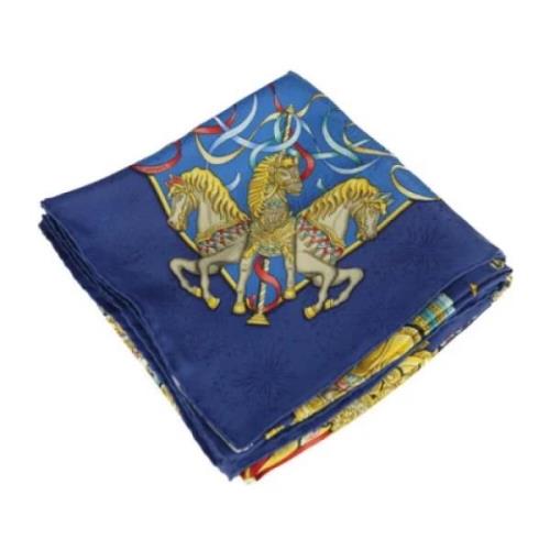 Pre-owned Silk scarves