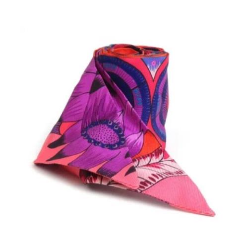 Pre-owned Silk scarves