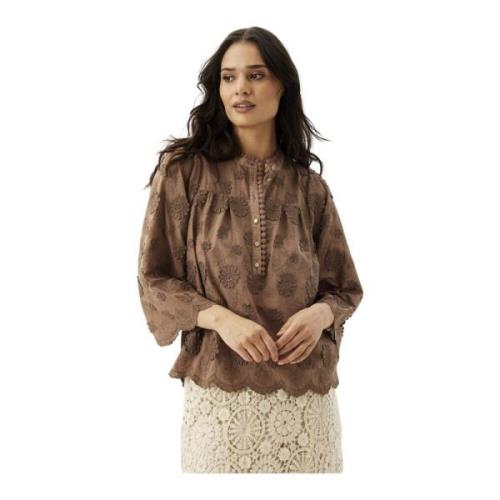 Feminin Ellie Bluse med Broderte Detaljer