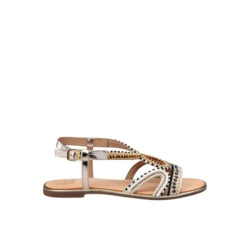 Flat sandal med kryssede remmer