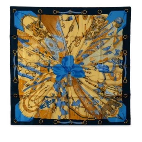 Pre-owned Silk scarves