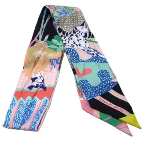 Pre-owned Silk scarves