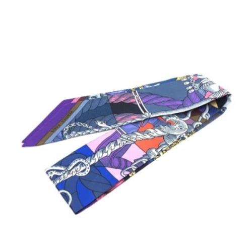 Pre-owned Silk scarves