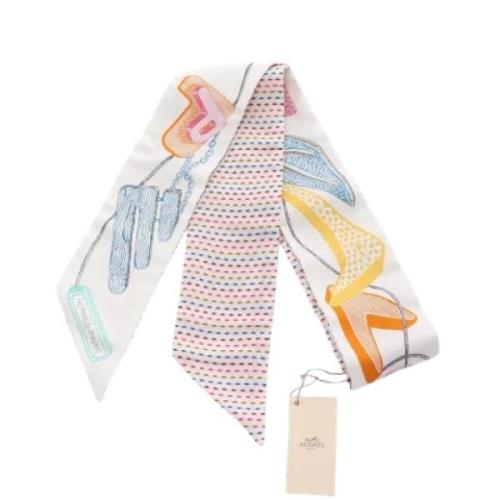 Pre-owned Silk scarves