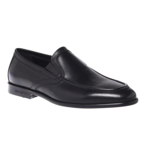 Loafers in black leather