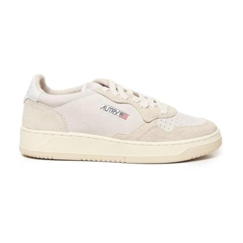 Beige Sneakers i kuskinn med lisser