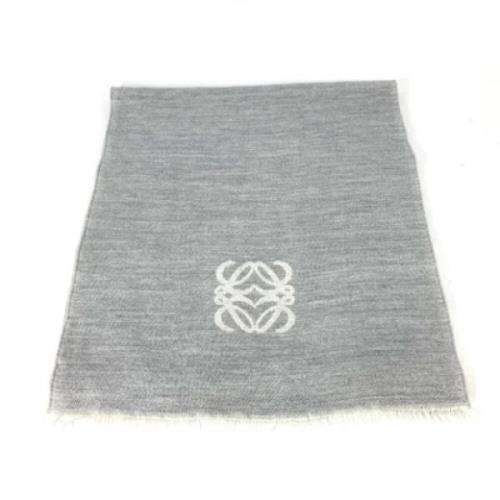 Pre-owned Wool scarves