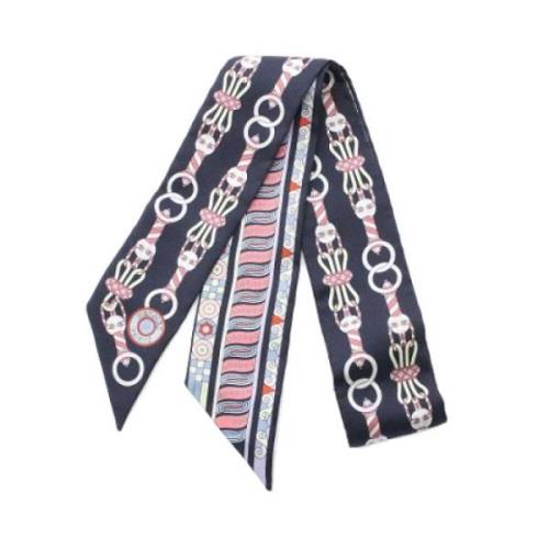 Pre-owned Silk scarves