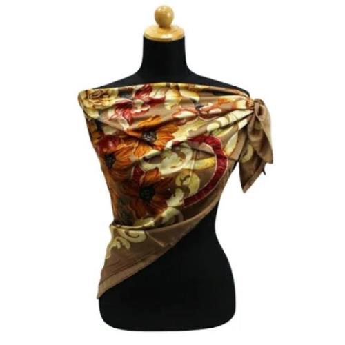 Pre-owned Silk scarves