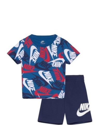 Nkb Nsw Toss Aop 2Pc Short Set Sets Sets With Short-sleeved T-shirt Bl...