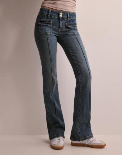 Nelly - Blå - Low Waist Bootcut Pocket Jeans