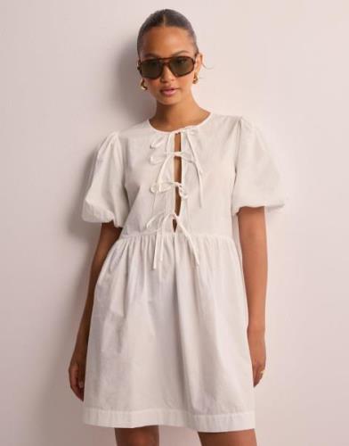 Nelly - Hvit - Bow Puff Sleeve Dress