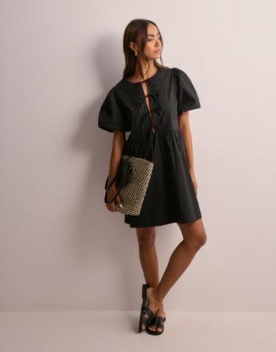 Nelly - Svart - Bow Puff Sleeve Dress