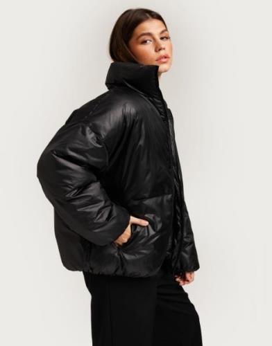 Nelly - Svart - Oversized Padded Jacket